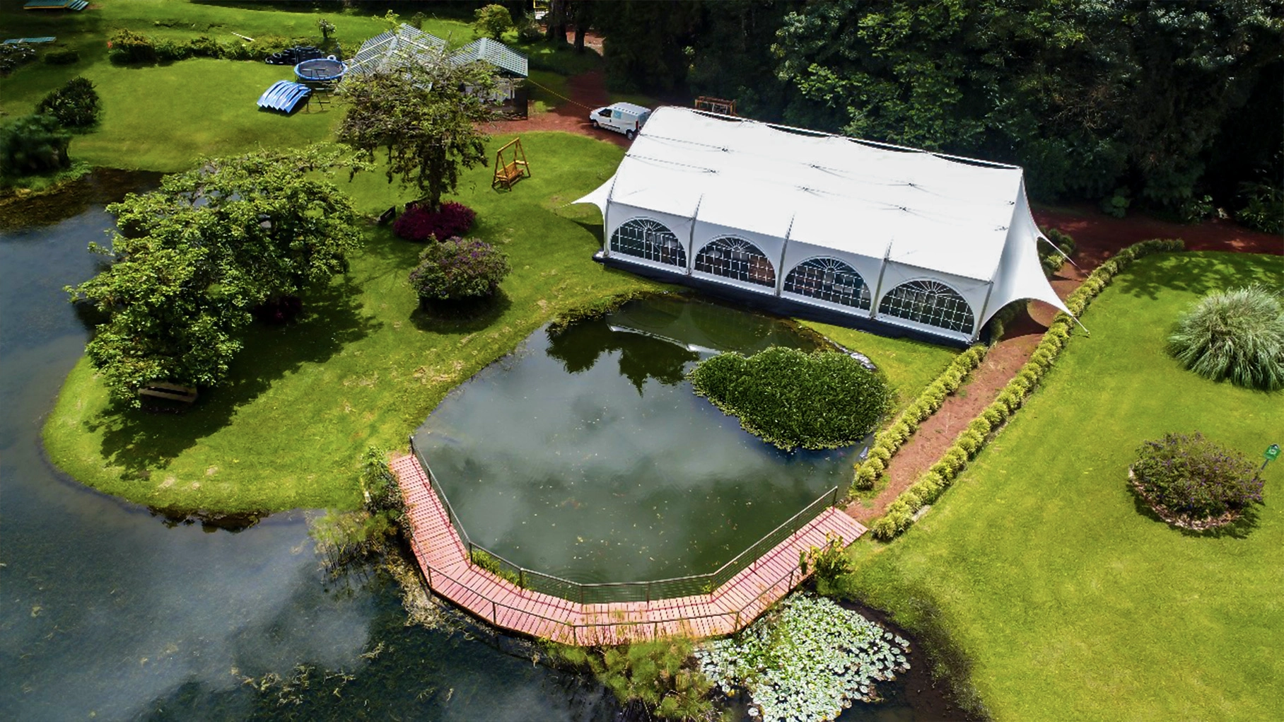 Vista Aérea de Mega Carpa junto a un lago - JM Eventos Costa Rica